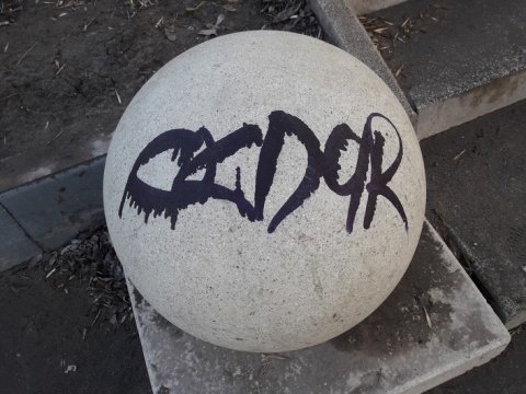 Неизвестный «граффитчик» расписался на шаре с пешеходной Волжской