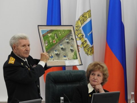 Фролов передал Шинчуку картину с изображением безногих солдат