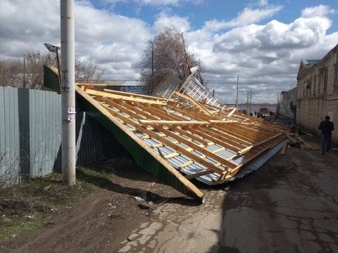 В Саратове унесенная ветром крыша упала на припаркованные автомобили
