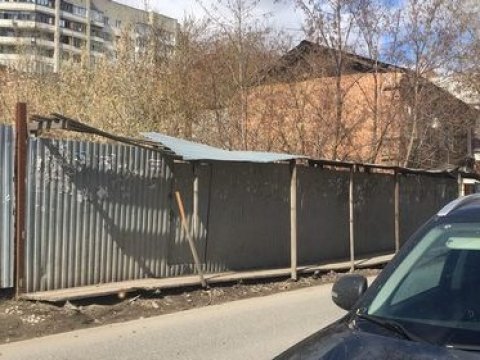 В Саратове сильный ветер срывает листы металла над пешеходной дорожкой возле стройки