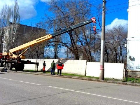 В Энгельсе начали демонтаж бетонного забора в Летном городке