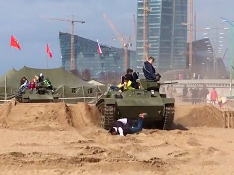 На петербургском фестивале зритель упал под гусеницы танка
