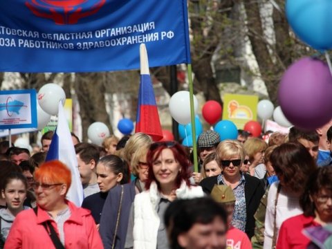 По проспекту Кирова растянулась многотысячная первомайская демонстрация