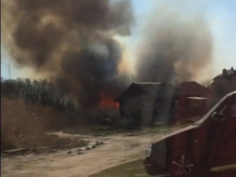 Пожарные защитили дома «Молочки» от горящего камыша