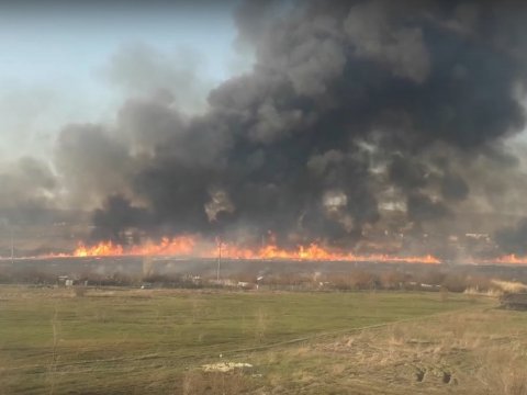 Саратовец снял на видео крупный природный пожар у ТЭЦ-5