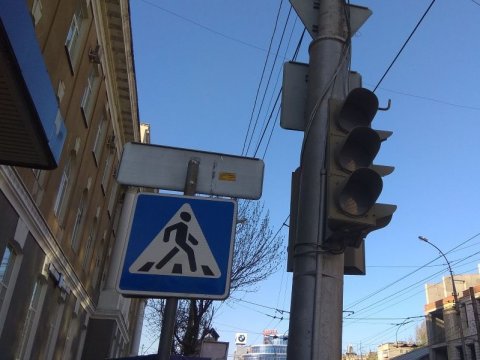 На перекрестке в центре Саратова второй день не работают светофоры