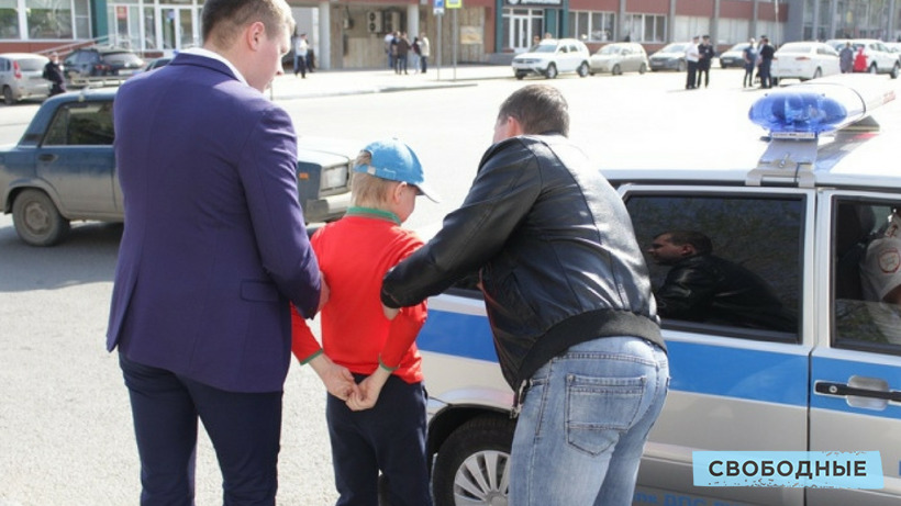 В Саратове после акции «Он нам не царь» задержали маленького мальчика