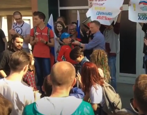 Выступавшего на акции «Он нам не царь» в Саратове мальчика отпустили из полиции