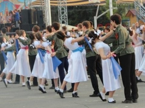 Саратовские школьники в центре города станцевали военные вальсы