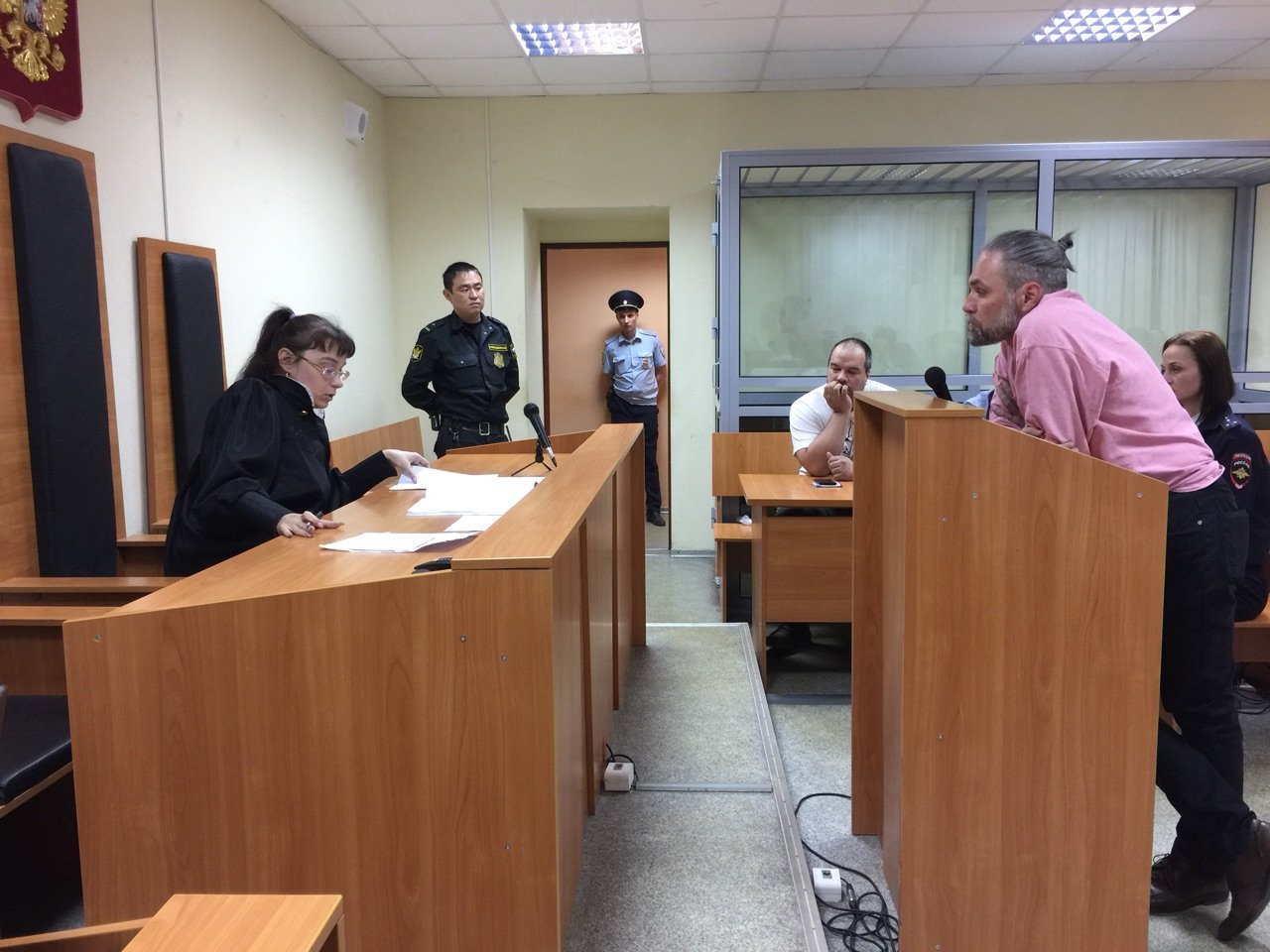 В Саратове суд продолжает рассматривать дело главы штаба Навального ночью 