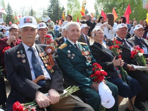 В парке Победы тысячи людей возложили цветы к памятнику Воинам-победителям