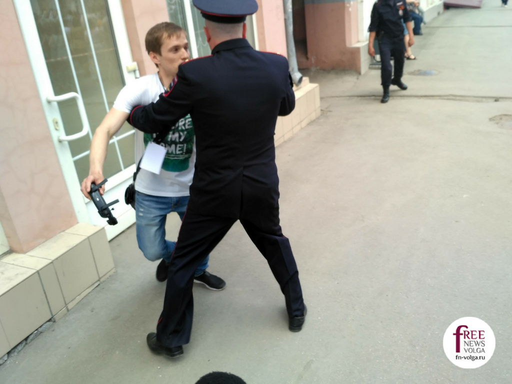 В Саратове полицейский потребовал от журналистов уронить квадрокоптер на участников акции «Бессмертный полк»