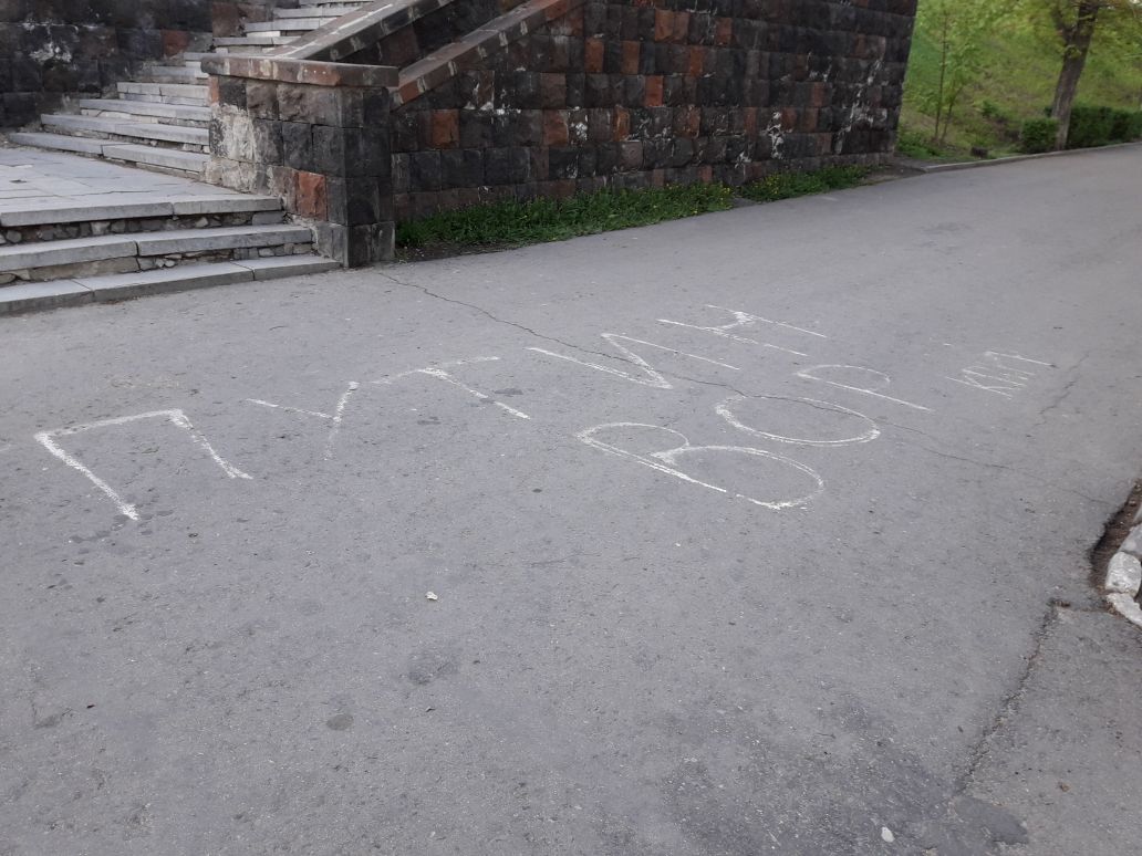 На набережной в Саратове появилась надпись «Путин вор»