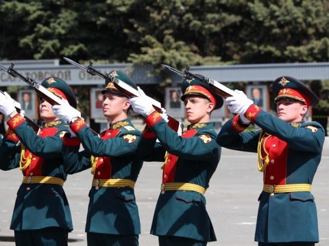 Участники московского Парада Победы показали саратовцам военное шоу 