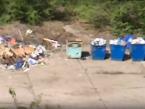 Рядом с балаковским детсадом появилась гора мусора