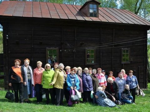 Саратовским ветеранам показали главную достопримечательность села Лох