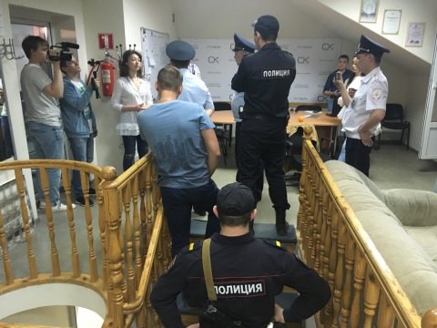 В ГУ МВД заявили, что сотрудники полиции не демонстрировали оружие в редакции «Свободных новостей»