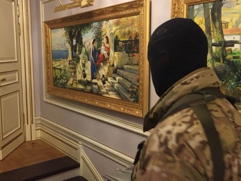 В доме подозреваемых по делу «Государственного Эрмитажа» обнаружили винтажную мебель и картины