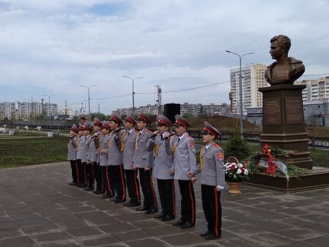 На бульваре Героев Отечества открыли памятник летчику Скоморохову