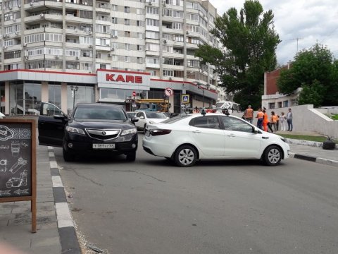 Столкнувшиеся иномарки заблокировали улицу в центре Саратова