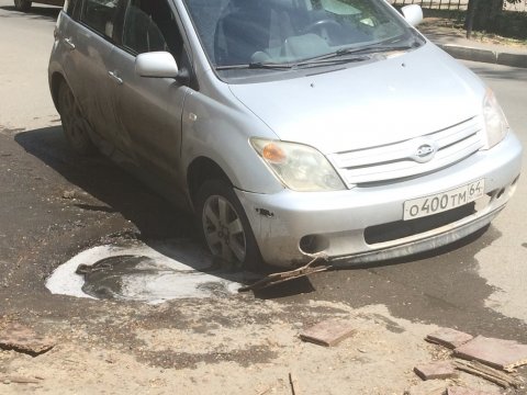 На улице Рахова автомобиль провалился в яму возле люка