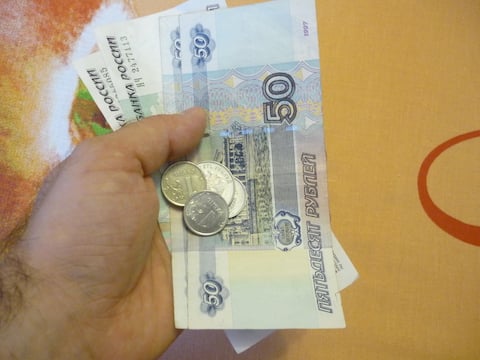 Радаев повысил прожиточный минимум на двести рублей
