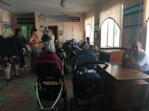 В энгельсской детской поликлинике коляски паркуют в холле