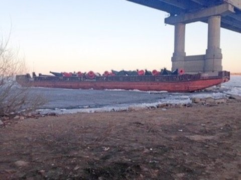 Саратовского капитана оштрафовали за постановку баржи под опору моста