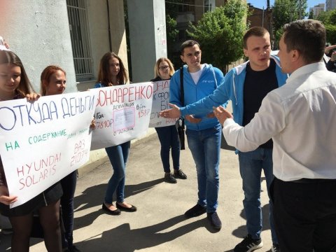 В Саратове на пикете МГЕР потребовали отставки Радаева