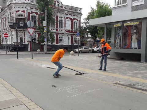 Тротуарную плитку на Волжской начали демонтировать ломами