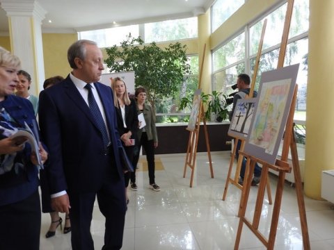 Радаев осмотрел выставку детского рисунка о правах и обязанностях