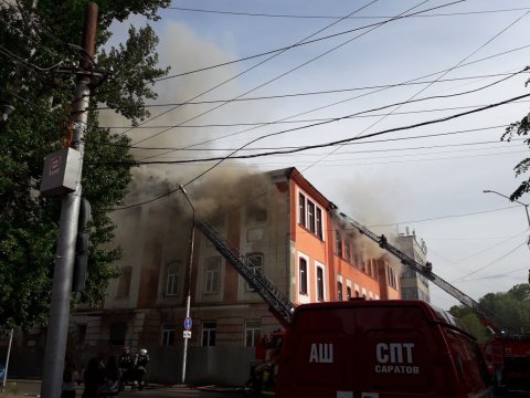В центре Саратова горит расселенное со скандалом общежитие