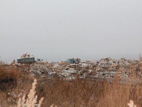 На свалке под Саратовом пытаются потушить два гектара мусора