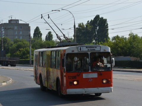 В Заводском районе несколько часов стоят троллейбусы №4