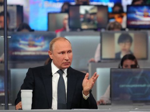 На прямой линии на фоне Путина показали дольщика на коленях 