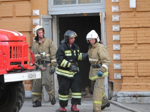 В Балакове пять часов тушили нежилой дом