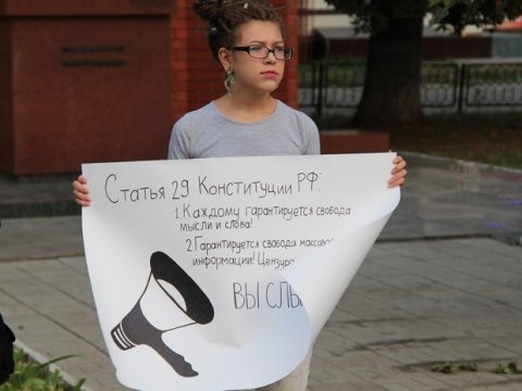 «Он нам не царь». В Энгельсе повестку оппозиционерке вручили «соседи»