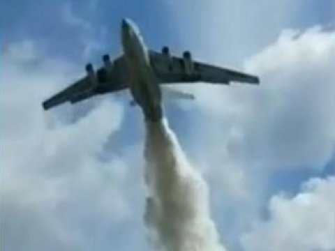 Самолет МЧС вылил тонны воды на подмосковных полицейских