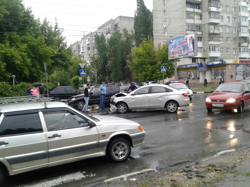 Серьезное ДТП спровоцировало массовую пробку в Заводском районе
