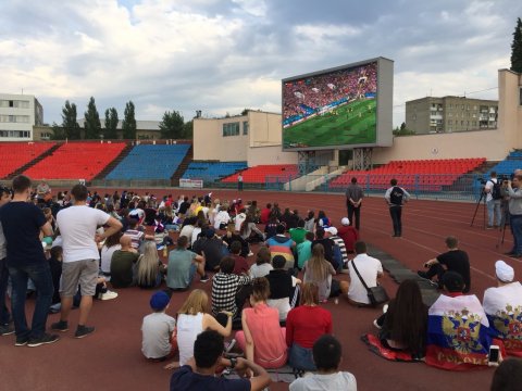 Сотни саратовцев смотрят трансляцию матча Россия - Саудовская Аравия на «Локомотиве»