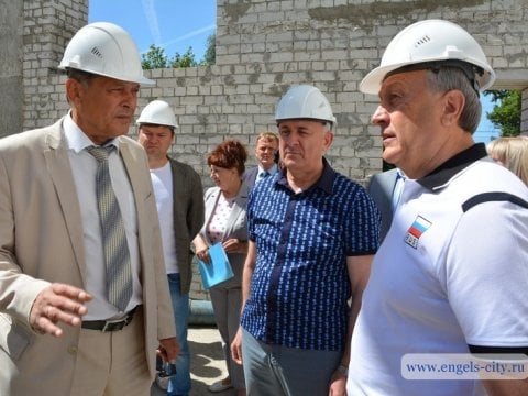Валерий Радаев проинспектировал строительство школы на Шуровой горе в Энгельсе