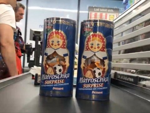 Немцам продают матрешки из России с украинскими конфетами