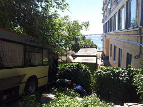 Крушение автобуса на набережной Саратова проверяет следственный комитет