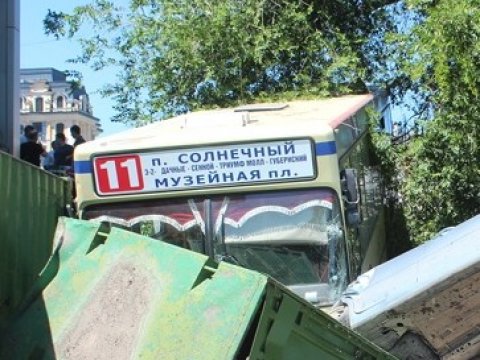 «Автокомбинат №2»: Водитель попавшего в ДТП автобуса №11 будет уволен