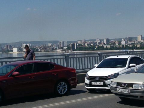 Водитель «Весты» спровоцировал масштабную пробку на мосту Саратов-Энгельс