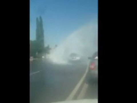Саратовские водители назвали огромный фонтан из трубы на Шехурдина бесплатной мойкой