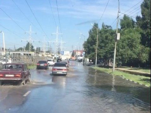 Улицу Тархова снова заливает водой