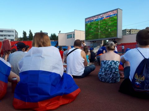 На стадионе «Локомотив» началась трансляция матча Россия-Уругвай