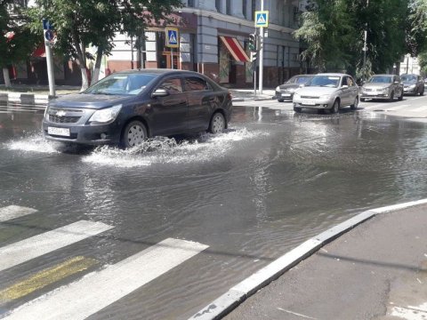 Возле городской прокуратуры Саратова фонтанирует люк