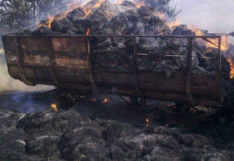 В Новоузенском районе сгорел прицеп с сеном 